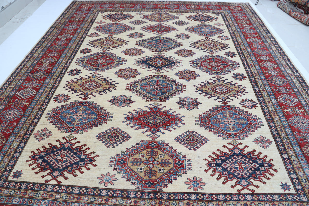 Detail 2 of beige floral Super Kazak cotton-and-wool rug, 9 x 12 ft