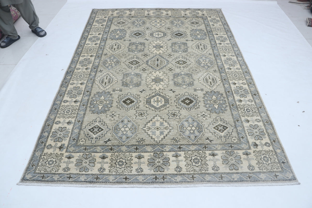 Detail view 2 of gray Chobi 35/40 handwoven wool rug, 6 x 9 ft